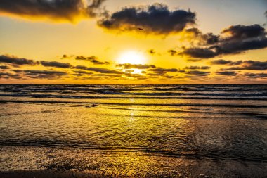 Denizin üzerinde güzel bir gün batımı