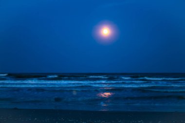 Güzel sahil ve gün doğumu