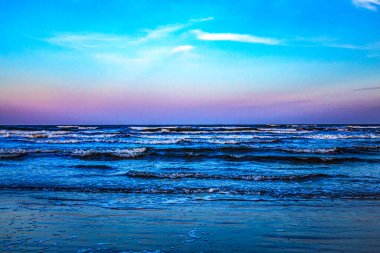 Denizin üzerinde güzel bir gün batımı