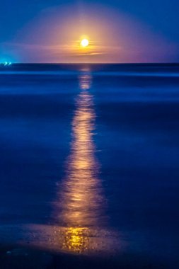 Denizin üzerinde güzel bir gün batımı