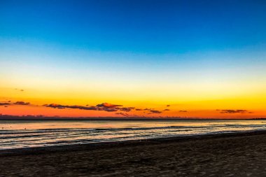 Sahilde güzel bir gün batımı