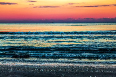 Denizde gün batımı. Yazın denizin üzerinde güzel bir gün batımı. gün batımı