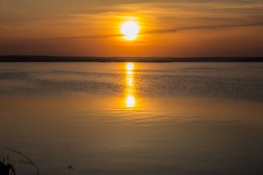 Gölde gün batımı. Güzel manzara.