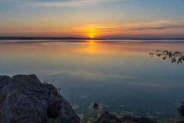 Gölde gün batımı