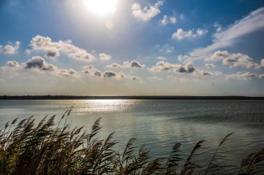 Denizin üzerinde güzel bir gün batımı
