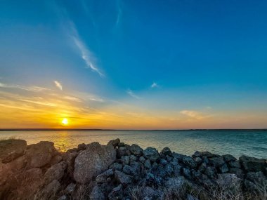 Sahilde gün batımı