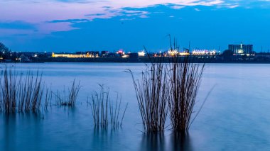 Gölün üzerinde gün batımı. Akşamki gökyüzü yansımalı.