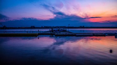 Gölün üzerinde gün batımı