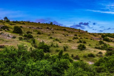 Arkasında bir dağ olan güzel bir manzara.