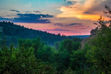 Dağlarda güzel bir gün batımı.