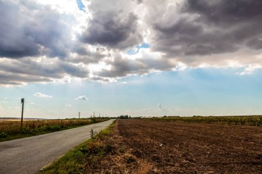 Tarlaların ve çayırların üzerinde fırtına
