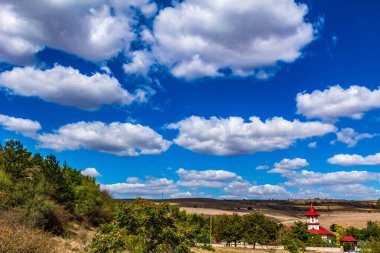 Ortadaki güzel bulutlu gökyüzünün güzel bir görüntüsü.