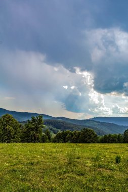 Güzel yaz manzarası Dağlar ve mavi gökyüzü bulutlarda