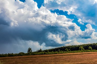 Bulutlu güzel bir manzara.