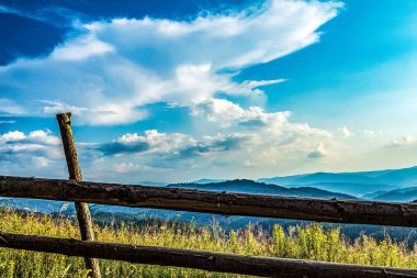 Dağları ve mavi gökyüzü olan güzel bir manzara.