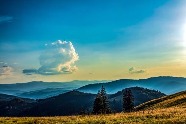 Dağlarda güzel bir gün batımı