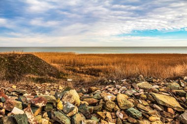 Denizde kayalık plaj