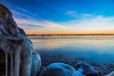 kar ile donmuş göl