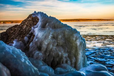 Göldeki güzel kış manzarası