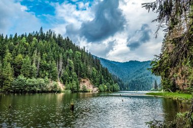 Dağlardaki göl manzarası