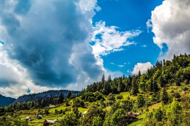 Dağları ve mavi gökyüzü olan güzel bir manzara.