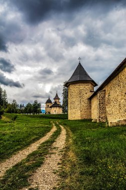 Köydeki eski ahşap kilise.