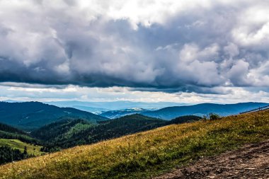 Bulutlu bir günde dağların dikey görüntüsü