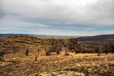 Bulutlu gökyüzü ile güzel dağ manzarası