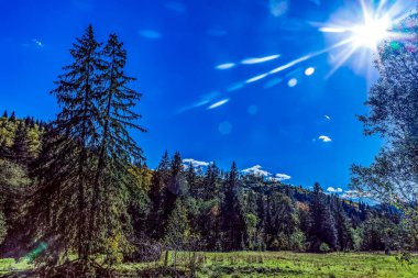 Dağlarda dağları olan güzel bir manzara.