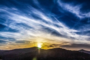 Kış ormanında gün batımı