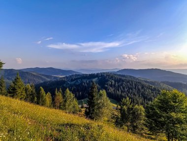 Dağlarda dağları olan güzel bir manzara.