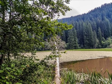 Dağlarda güzel bir göl