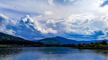 Göl ve mavi gökyüzü ile güzel bir manzara.