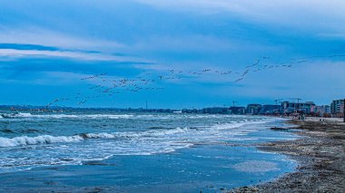 Akdeniz kıyısında dalgalı bir sahil manzarası..