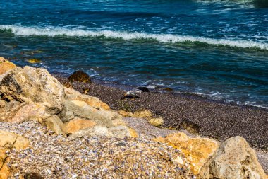 Deniz kıyısında. Akdeniz 'in kayalık kıyıları. Sayu, Akdeniz.