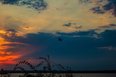 Gölün üzerinde güzel bir gün batımı