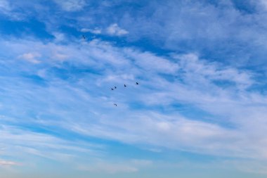 Bulutlardaki mavi gökyüzü, gökyüzündeki bulutlar, güneşli bir günde