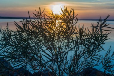 Gölün üzerinde gün batımı