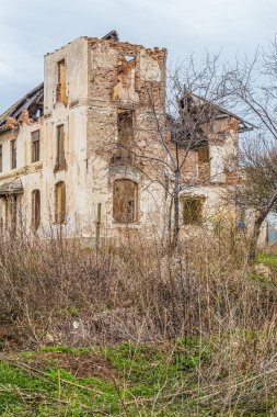 Eski şehir Kotor 'da yıkılmış camları olan terk edilmiş bir bina.