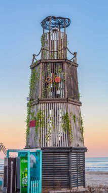 Sahildeki ahşap ev.