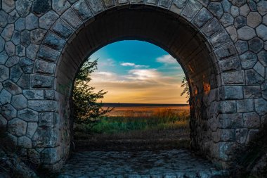 Antik binanın en ünlü simgesinin bulunduğu şehrin eski köprüsü.