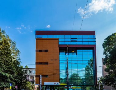 Mavi pencereli ve camlı modern ofis binası