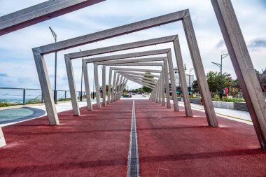 Mavi gökyüzü ile havaalanına giden boş yol