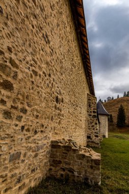 Kırsalda bir sonbahar gününün güzel bir fotoğrafı.
