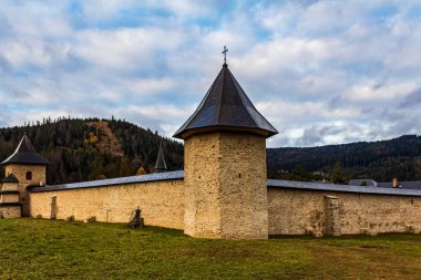 Kutsal Üçlü 'nün köyündeki Aziz Nicholas Kilisesi. Kutsal Bakire Meryem' in varsayımının eski kilisesi.