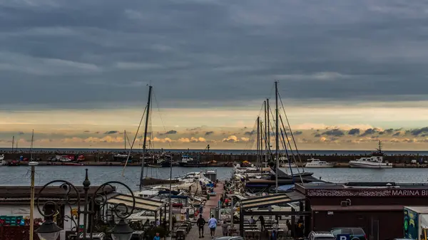 Eski Gdynia limanındaki Gdynia limanının günbatımı manzarası
