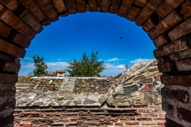 Eski kalenin duvarına bak.