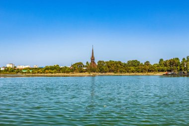 Yazın nehir manzarası