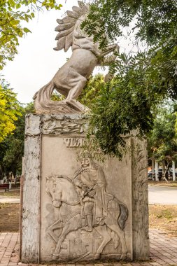 ... en kalabalık şehirlerin başkenti olan şehrin kralının anıtı.