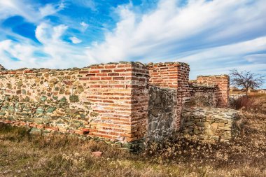 Şehirdeki eski bir tuğla evin kalıntıları.